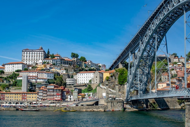 Paesaggio urbano della città vecchia di Oporto sul fiume Douro