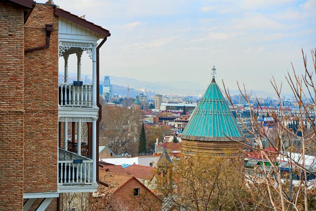 Paesaggio urbano della città vecchia di Tbilisi Balcone di un vecchio edificio Anima e atmosfera della Georgia