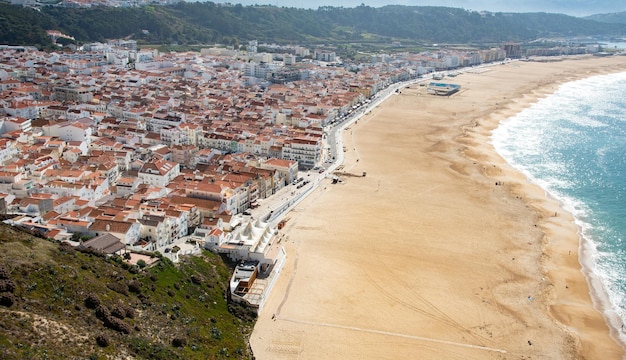 Paesaggio urbano della costa d'argento della località balneare della città di nazare nell'Oceano Atlantico Portogallo