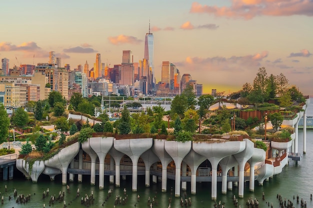 Paesaggio urbano dello skyline del centro di Manhattan con il Little Island Public Park a New York City all'alba