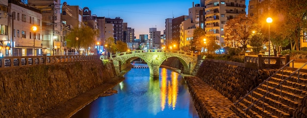 Paesaggio urbano dello skyline del centro di Nagasaki con il Megane Spectacles Bridge in Giappone