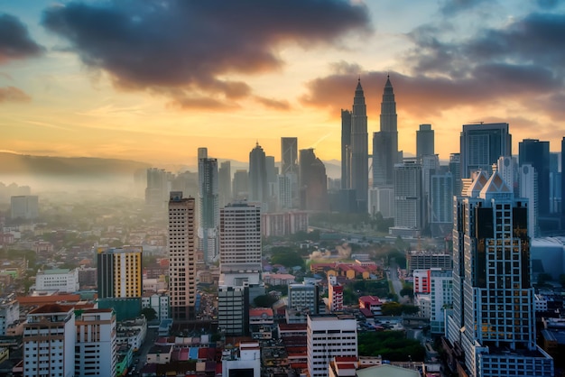 Paesaggio urbano dello skyline della città di Kuala Lumpur al tramonto in Malesia.