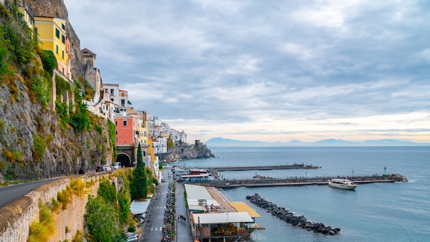 Paesaggio urbano di Amalfi sulla costa del Mar Mediterraneo al mattino, Italia. Viaggio.