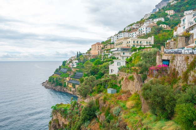 Paesaggio urbano di Amalfi sulla linea costiera del Mar Mediterraneo, viaggiando in Italia