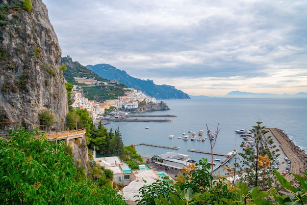 Paesaggio urbano di Amalfi sulla linea costiera del Mar Mediterraneo, viaggiando in Italia