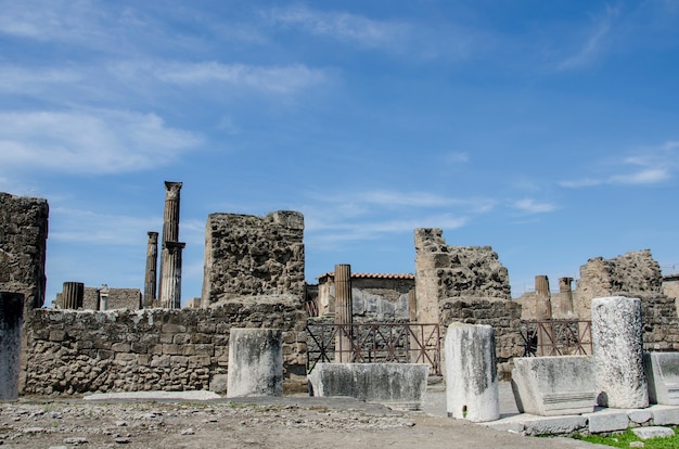 Paesaggio urbano di antiche rovine di Pompei in Italia