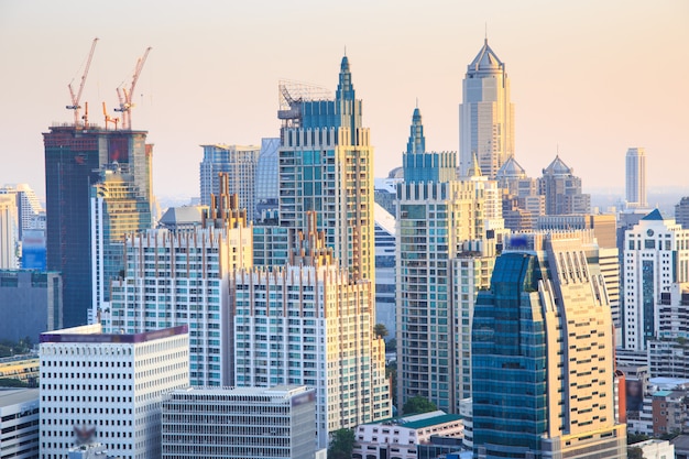 Paesaggio urbano di Bangkok, quartiere degli affari con alto edificio al crepuscolo (Bangkok, Tailandia)