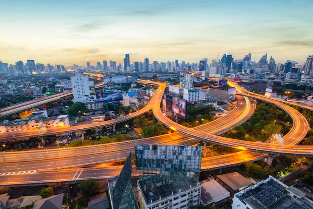 Paesaggio urbano di Bangkok, quartiere degli affari con edificio alto all'ora dell'alba, Bangkok, Thailandia