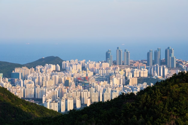 Paesaggio urbano di Busan Gwangan Bridge sul tramonto