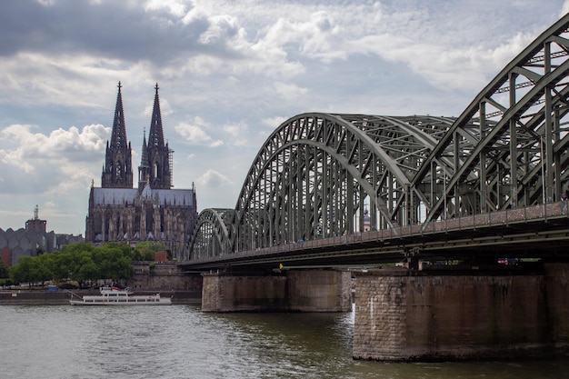 Paesaggio urbano di Colonia con la cattedrale del ponte di Hohenzollern, la chiesa di San Martino e il fiume Rin in Germania