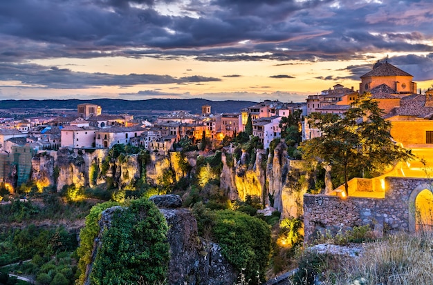 Paesaggio urbano di cuenca al tramonto in spagna