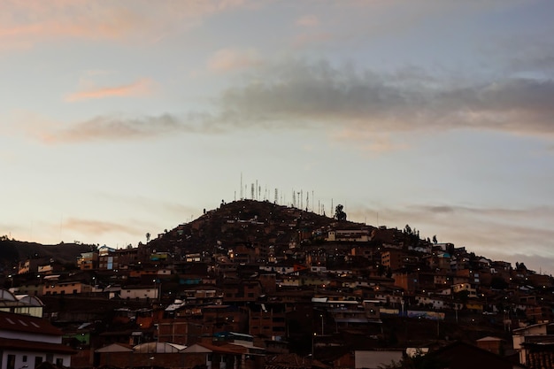 Paesaggio urbano di Cusco Perù al tramonto sui tetti e sugli edifici residenziali