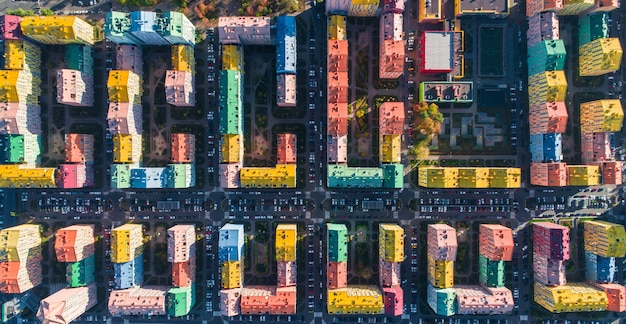 Paesaggio urbano di edifici colorati. Vista aerea degli edifici colorati della città europea alla luce del sole del mattino. Paesaggio urbano con case multicolori, automobili per strada a Kiev, Ucraina
