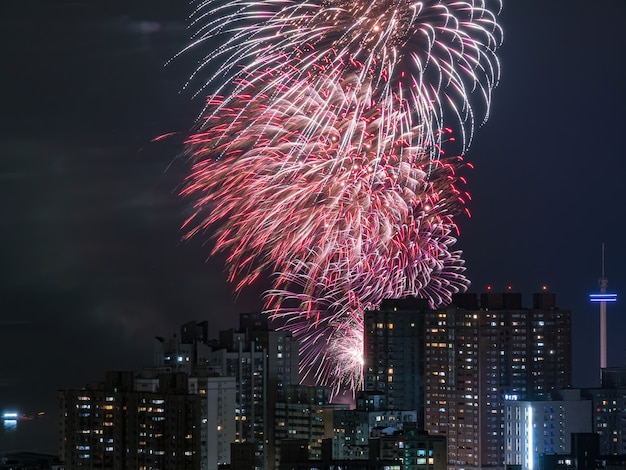 Paesaggio urbano di fuochi d'artificio di Taipei, Taiwan.