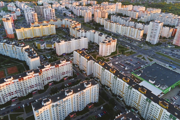 Paesaggio urbano di gomel bielorussia veduta aerea dell'architettura della città strade della città al tramonto vista a volo d'uccello