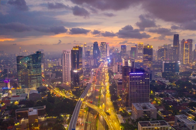 Paesaggio urbano di Jakarta al tramonto durante il Coronavirus