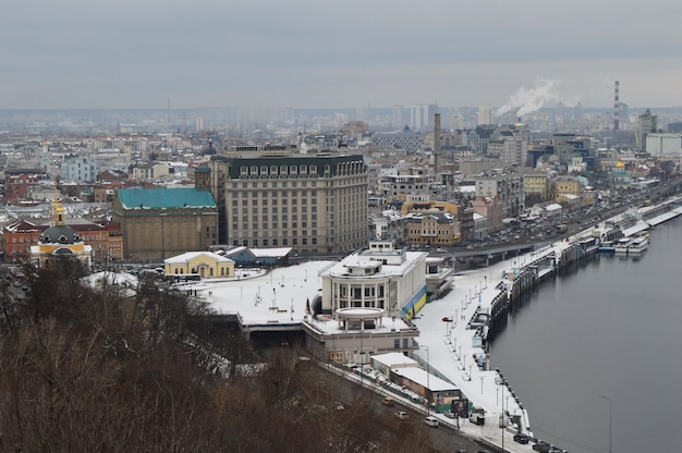 Paesaggio urbano di Kiev Ucraina con orizzonte nuvoloso