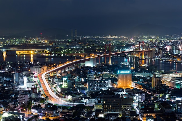 Paesaggio urbano di Kitakyushu di notte