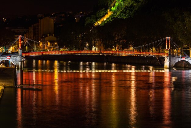 Paesaggio urbano di Lione, Francia con riflessi nell'acqua di notte