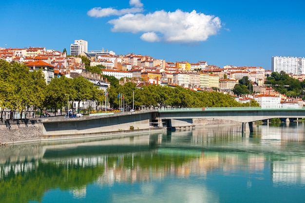 Paesaggio urbano di Lione Francia con riflessi nell'acqua