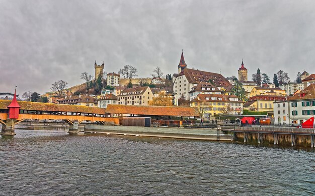 Paesaggio urbano di Lucerna con il ponte della Cappella, il terrapieno e la torre della cinta muraria sullo sfondo. Svizzera. Europa.