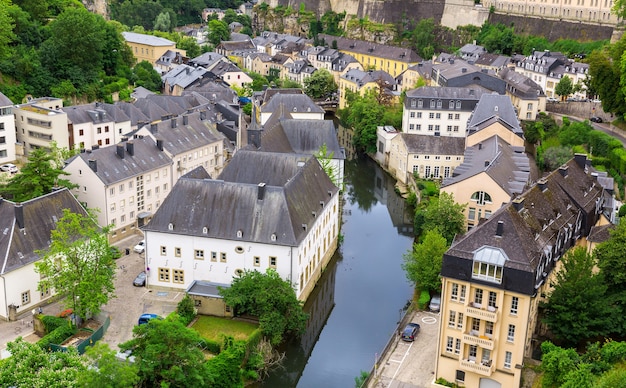 Paesaggio urbano di Lussemburgo, antica chiesa sul fiume. Vecchia architettura europea, edifici in pietra medievali, paese del benelux