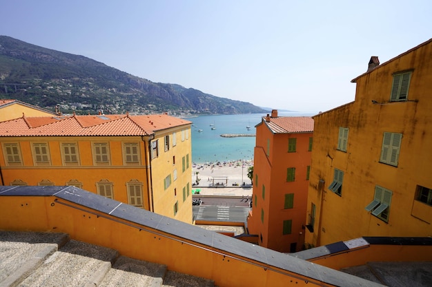 Paesaggio urbano di Menton da piazza Place de l'Eglise Menton Francia