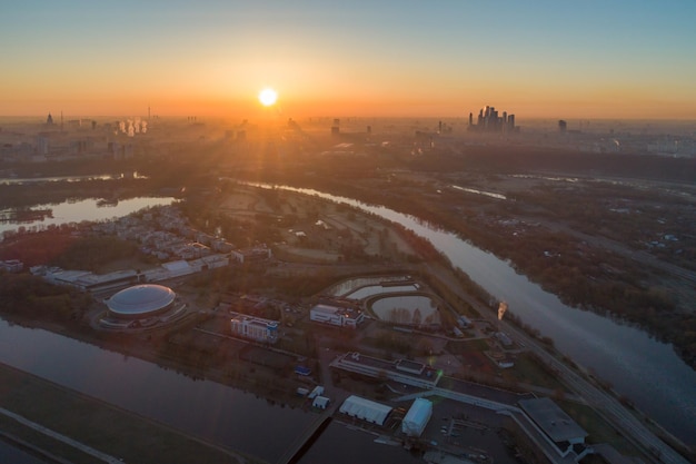 Paesaggio urbano di Mosca all'alba nella foschia mattutina. Vista aerea. Russia