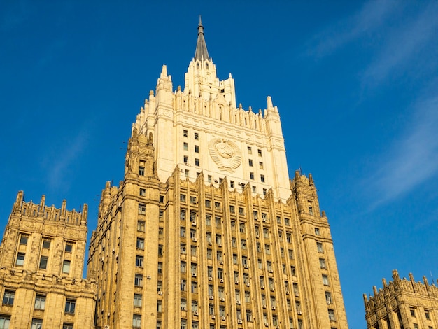 Paesaggio urbano di Mosca durante il giorno Uffici edifici esterni Edificio del Ministero degli Affari Esteri MFA Tetti di case residenziali su cielo blu vista dal basso stemma dell'URSS