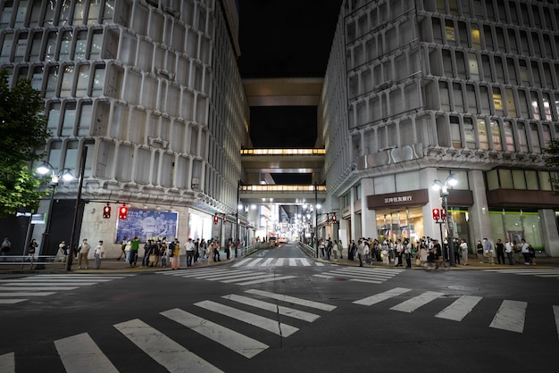 Paesaggio urbano di notte con le luci della città