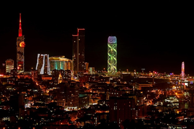 Paesaggio urbano di notte di Batumi visto dalla piattaforma di osservazione della montagna di Anuria Georgia