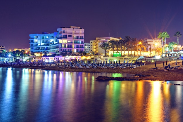 Paesaggio urbano di notte e mare a Cipro