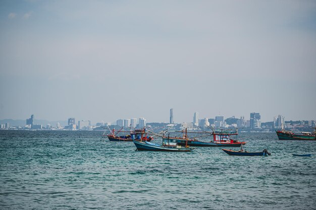 Paesaggio urbano di Pattaya da kohlarn pattaya thailandPattaya è una città della Thailandia Si trova sulla costa orientale del Golfo della Thailandia