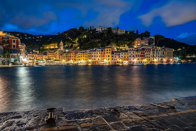 Paesaggio urbano di Portofino di notte