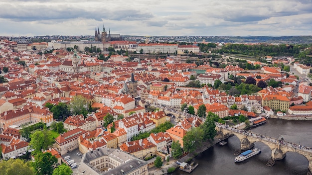 Paesaggio urbano di Praga, la capitale della Repubblica Ceca, vista aerea