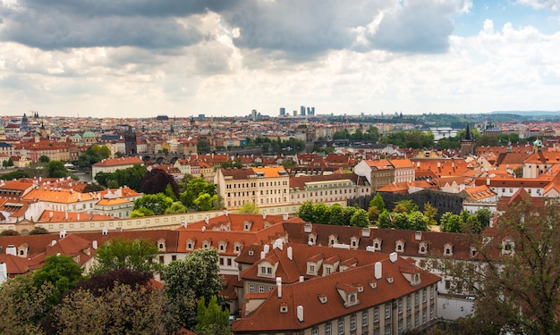 Paesaggio urbano di Praga nel mezzo del giorno con giornata nuvolosa