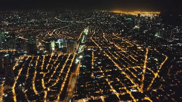 Paesaggio urbano di rallentatore aereo di notte. Strade illuminate del centro di Manila all'itinerario della città di traffico