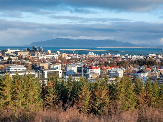 Paesaggio urbano di Reykjavik, capitale dell'Islanda dal punto di vista del ponte dell'Osservatorio Perlan