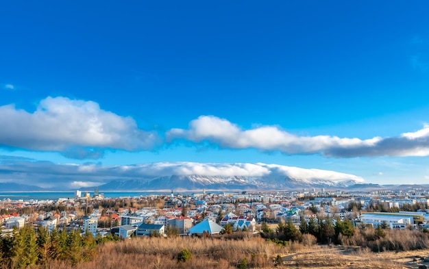 Paesaggio urbano di Reykjavik, capitale dell'Islanda dal punto di vista del ponte dell'Osservatorio Perlan