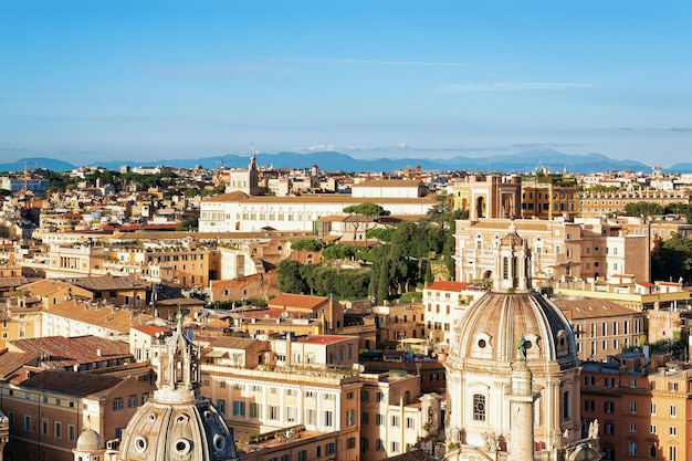 Paesaggio urbano di Roma con la Chiesa di Santa Maria di Loreto e la Chiesa SS Nome di Maria Chiesa nel Foro Traiano, in Italia.