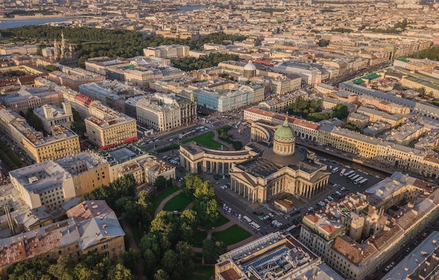 Paesaggio urbano di San Pietroburgo. Veduta aerea della cattedrale Kazansky, del viale Nevsky e della Chiesa del Salvatore sul Sangue Versato