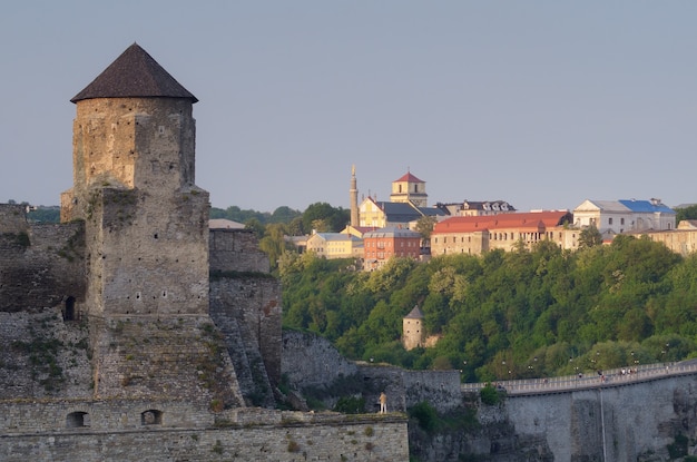 Paesaggio urbano di sera con la torre di pietra della vecchia fortezza in Kamianets Podilskyi Ucraina