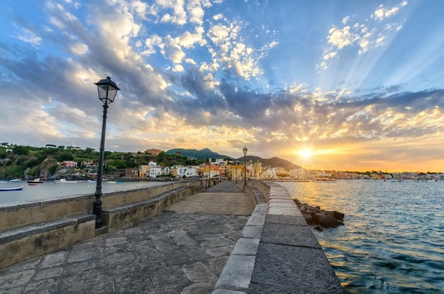 Paesaggio urbano di sera di Ischia, Italia