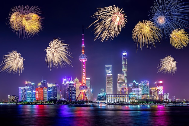 Paesaggio urbano di Shanghai con fuochi d'artificio.