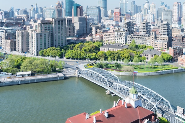 Paesaggio urbano di Shanghai del ponte del giardino sul fiume di suzhou con il bund