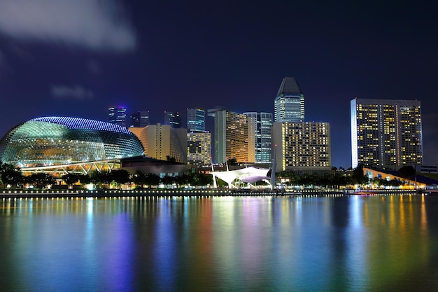 paesaggio urbano di Singapore di notte