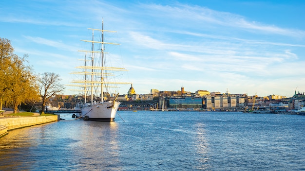 Paesaggio urbano di Stoccolma con una nave nella città di Stoccolma, Svezia