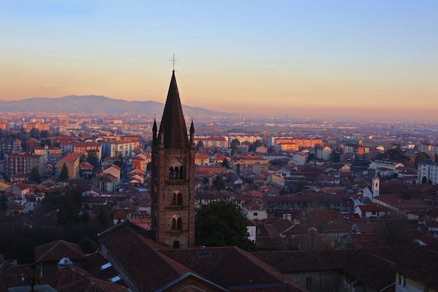 Paesaggio urbano di Torino con i tetti delle case della torre e del tetto nel tramonto