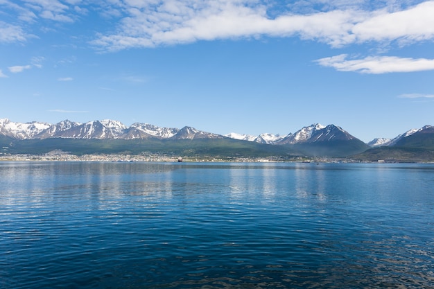 Paesaggio urbano di Ushuaia dal canale del cane da lepre, paesaggio dell'Argentina. Terra del Fuoco