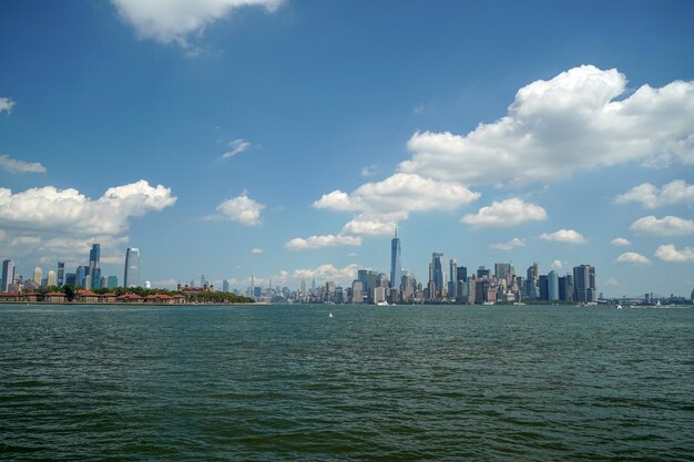 Paesaggio urbano di vista di New York dall'isola di libertà del fiume Hudson